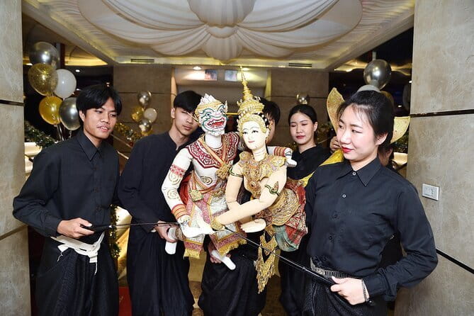 Wonderful Pearl Dinner Cruise in Bangkok - The buffet: Thai food, seafood, and familiar choices