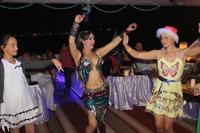 Yacht Cruise with Dinner & Oriental Show - Small details that can shape your evening
