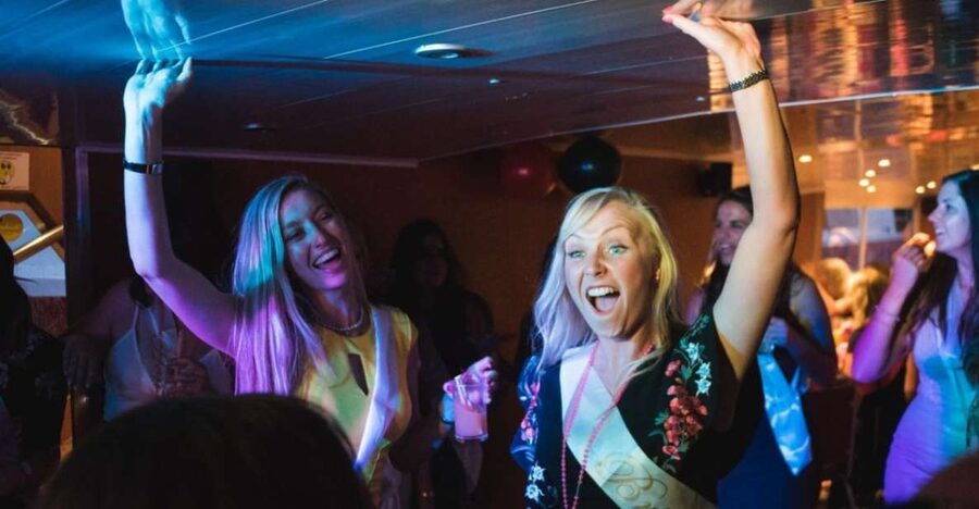 York: Party Cruise with Drink, Dinner, and DJ - Dancing with the onboard DJ